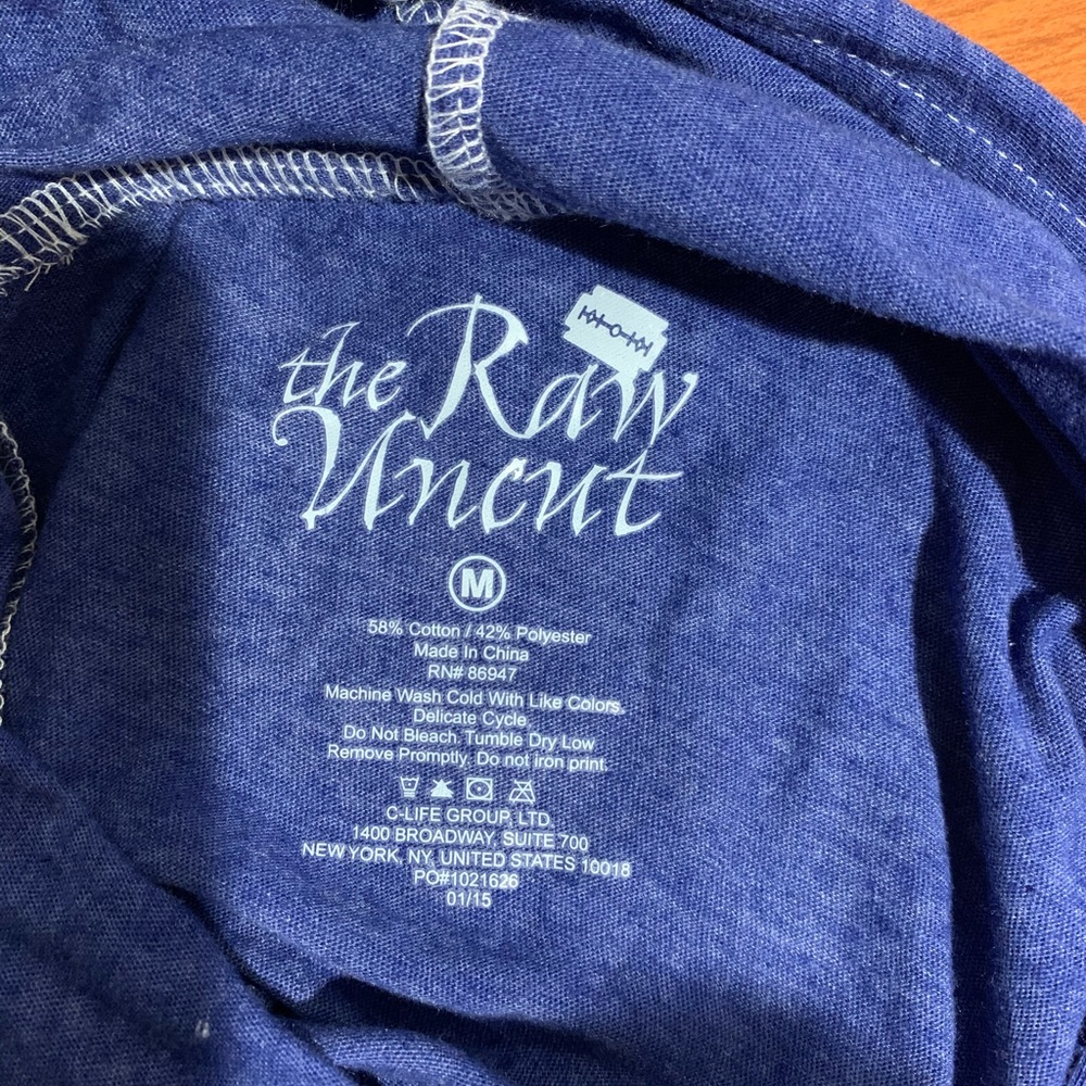 A short sleeve with a hood. - Picture 3 of 3